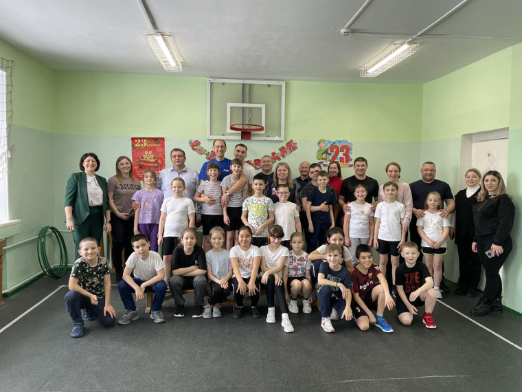 3 "Б" класс провели мероприятие для пап в честь дня Защитника Отечества.